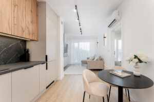 salon z aneksem kuchennym z widokiem na balkon najem Kraków