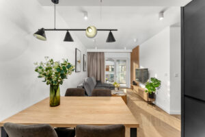Salon z jadalnia stylowa aranzacja wnętrza przygotowana pod wynajem home staging Wieliczka Park Livio