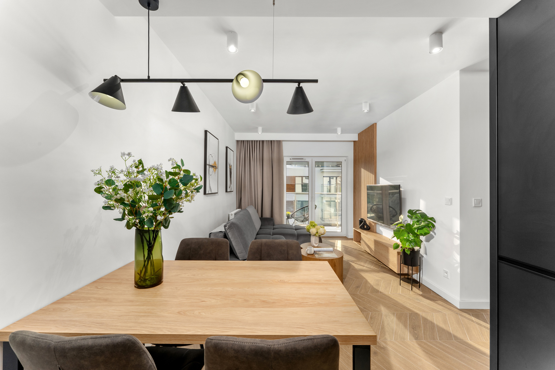 Salon z jadalnia stylowa aranzacja wnętrza przygotowana pod wynajem home staging Wieliczka Park Livio