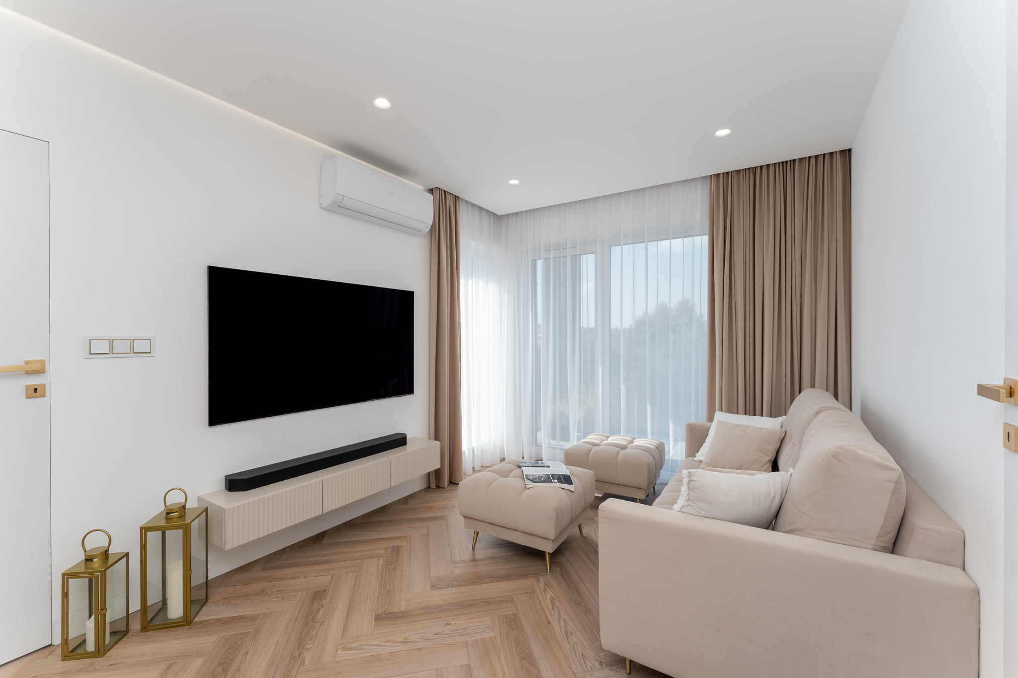 zdjęcie salonu w mieszkaniu na sprzedaż Wieliczka / Kraków klasa premium, ogrzewanie podłogowe, system smart home, indywidualne nagłośnienie, klimatyzacja