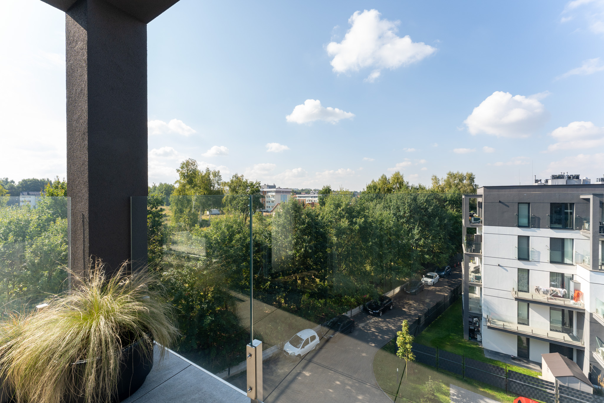 widok z balkonu na zieleń mieszkanie na sprzedaż apartament na nowoczesnym osiedlu