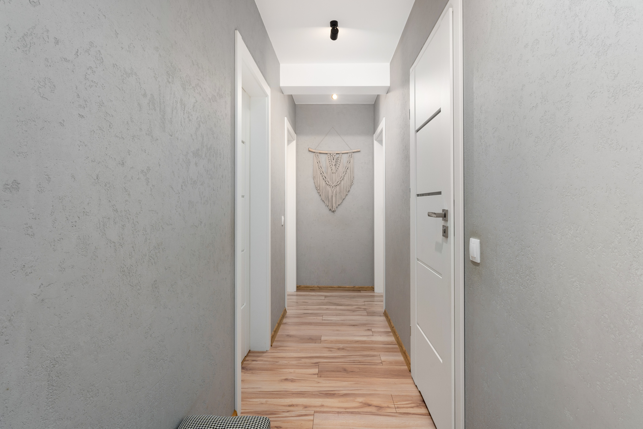 korytarz beton dekoracyjny makrama