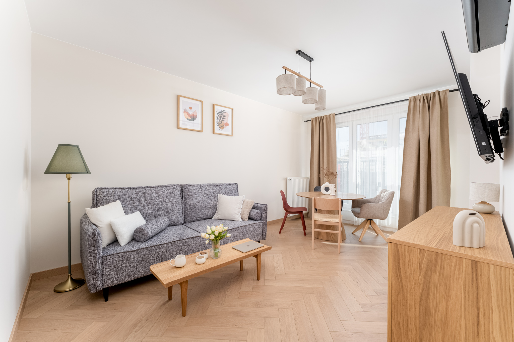 salon, kanapa rozkładana, duży stół, telewizor, wyjście na balkon, 4 piętro jasne mieszkanie Wieliczka