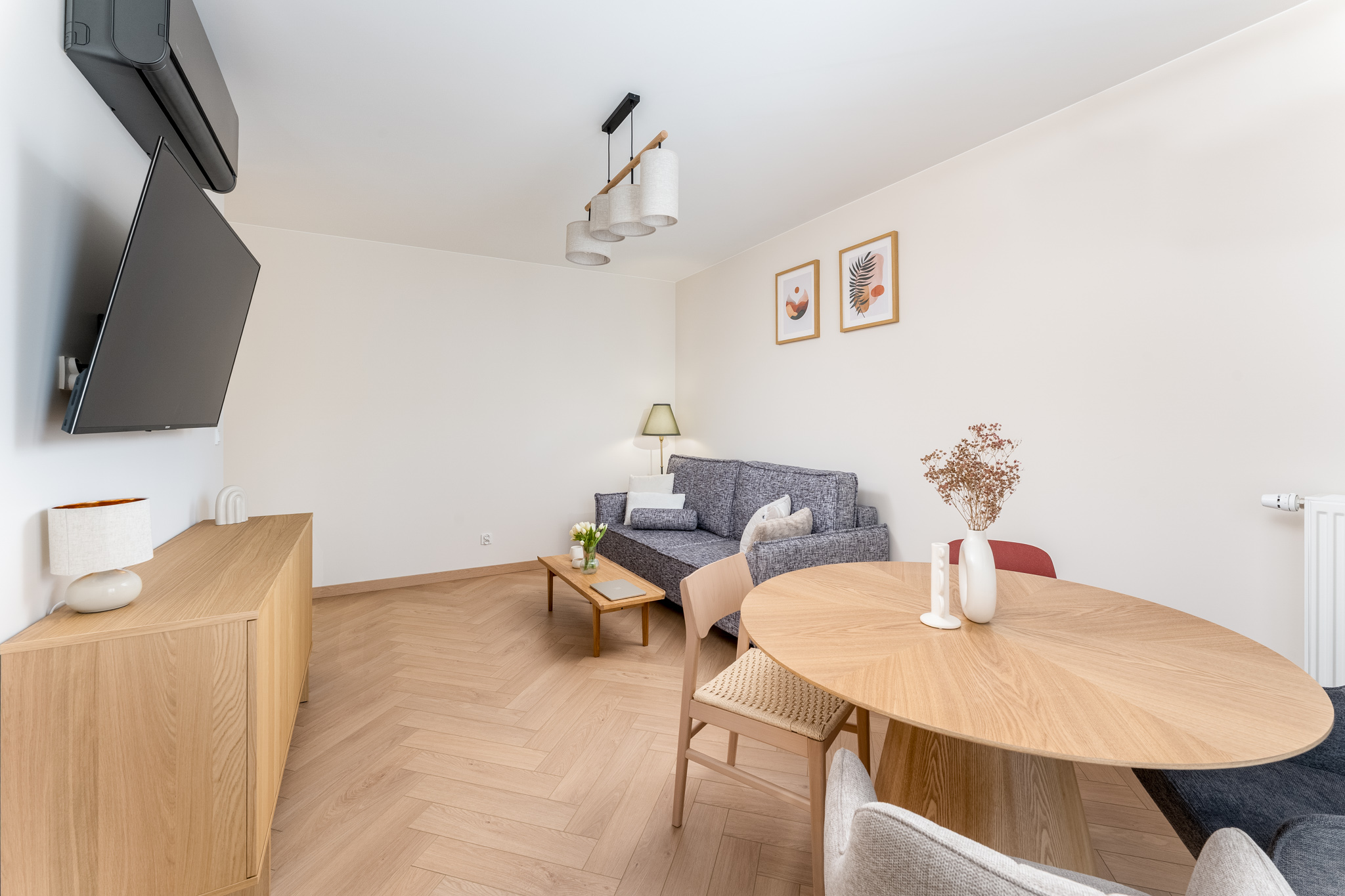 widok na salon, kanapę, stół w jadalni