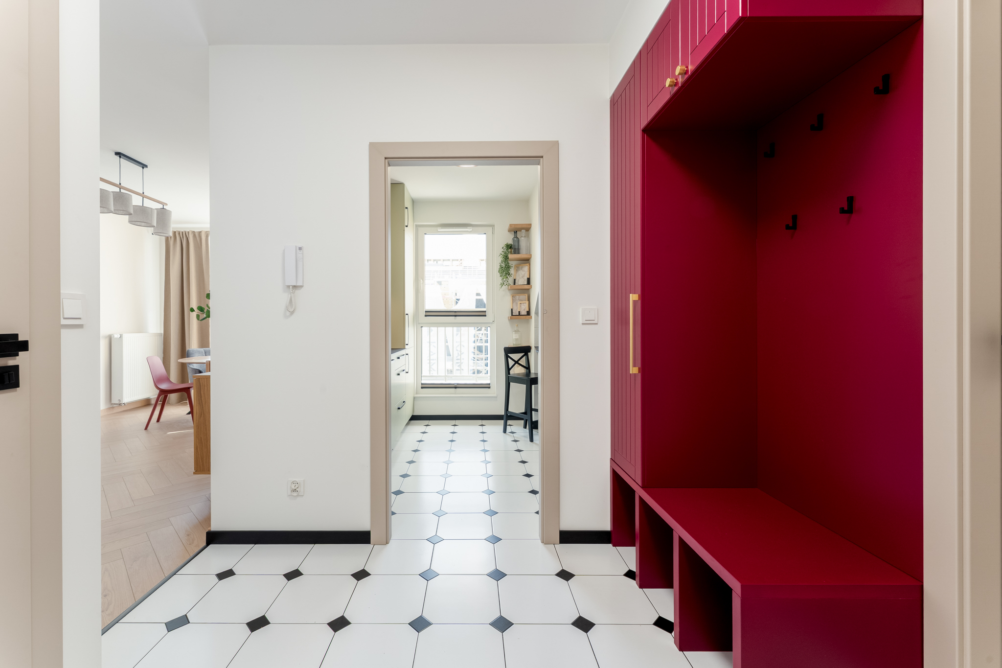 widok na przedpokój - oddzielna kuchnia i widok na salon