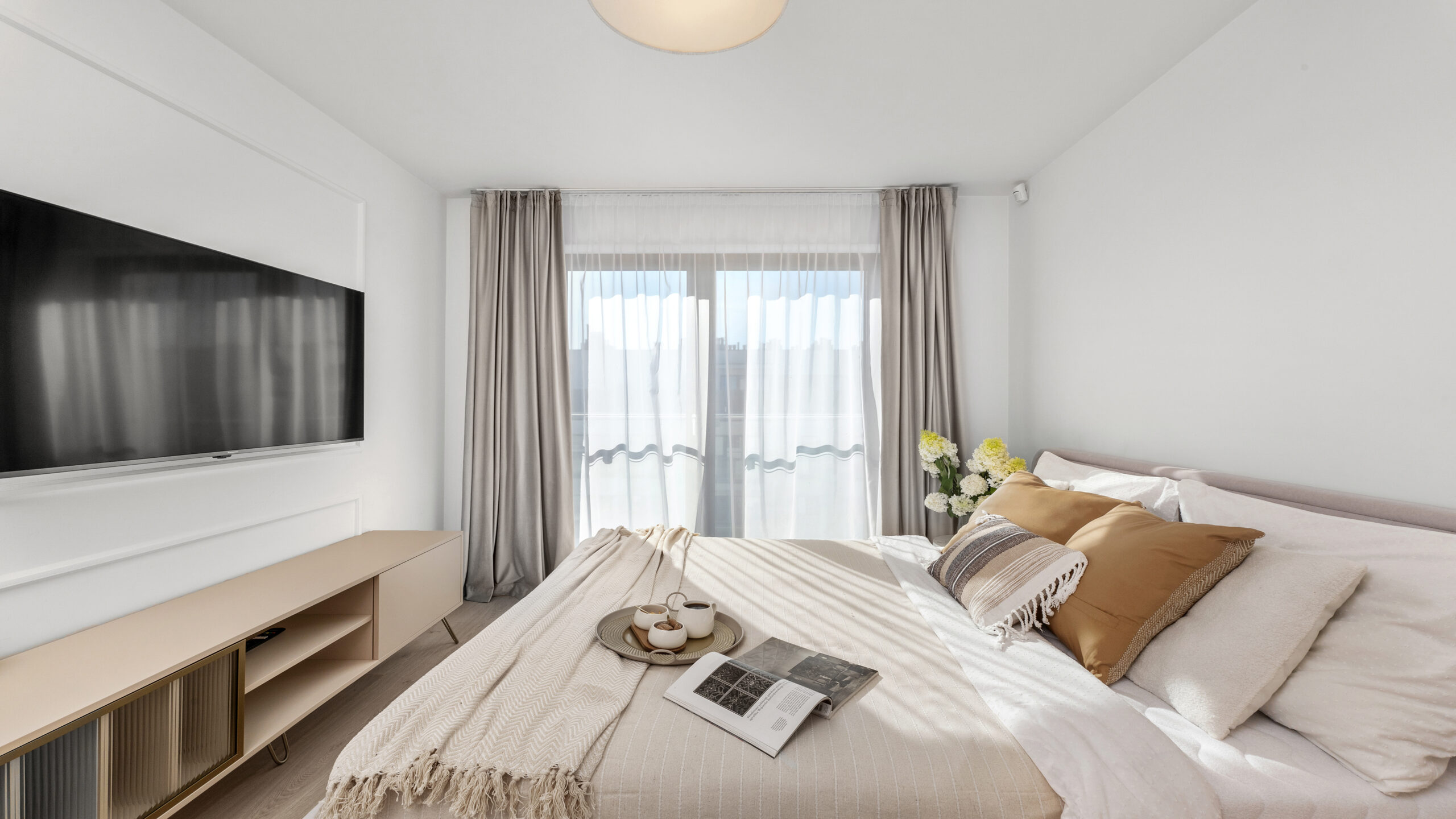 sypialnia z dużym oknem jasna duża wygodna apartament premium na sprzedaż Kraków
