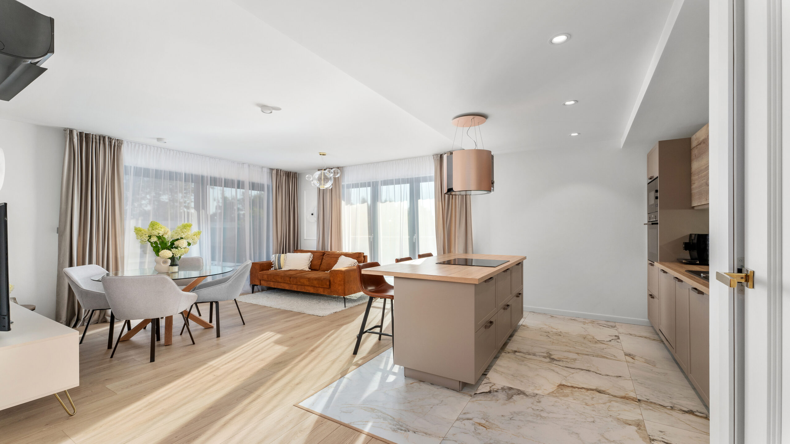 nowoczesny salon z wyspą kaszmir apartament w Wieliczce na sprzedaż komfort premium