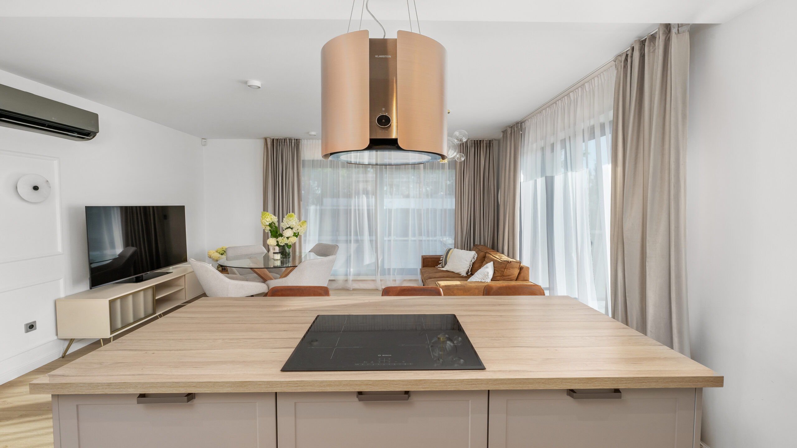 aneks kuchenny w mieszkaniu apartamencie na sprzedaż widok na część dzienną i taras