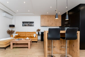 salon z aneksem kuchennym mieszkanie Wieliczka Tetmajera ogródek jasny salon 3 pokojowe mieszkanie Wieliczka ul Tetmajera nowoczesne mieszkanie Wieliczka salon z wyjściem do ogródka przestronny salon mieszkanie 63m2 Wieliczka Park Tetmajera kuchnia z salonem mieszkanie Wieliczka wysoki standard
