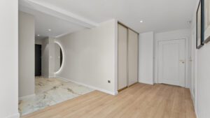 szafa w przedpokoju apartament na najwyższym piętrze z ogromnym tarasem