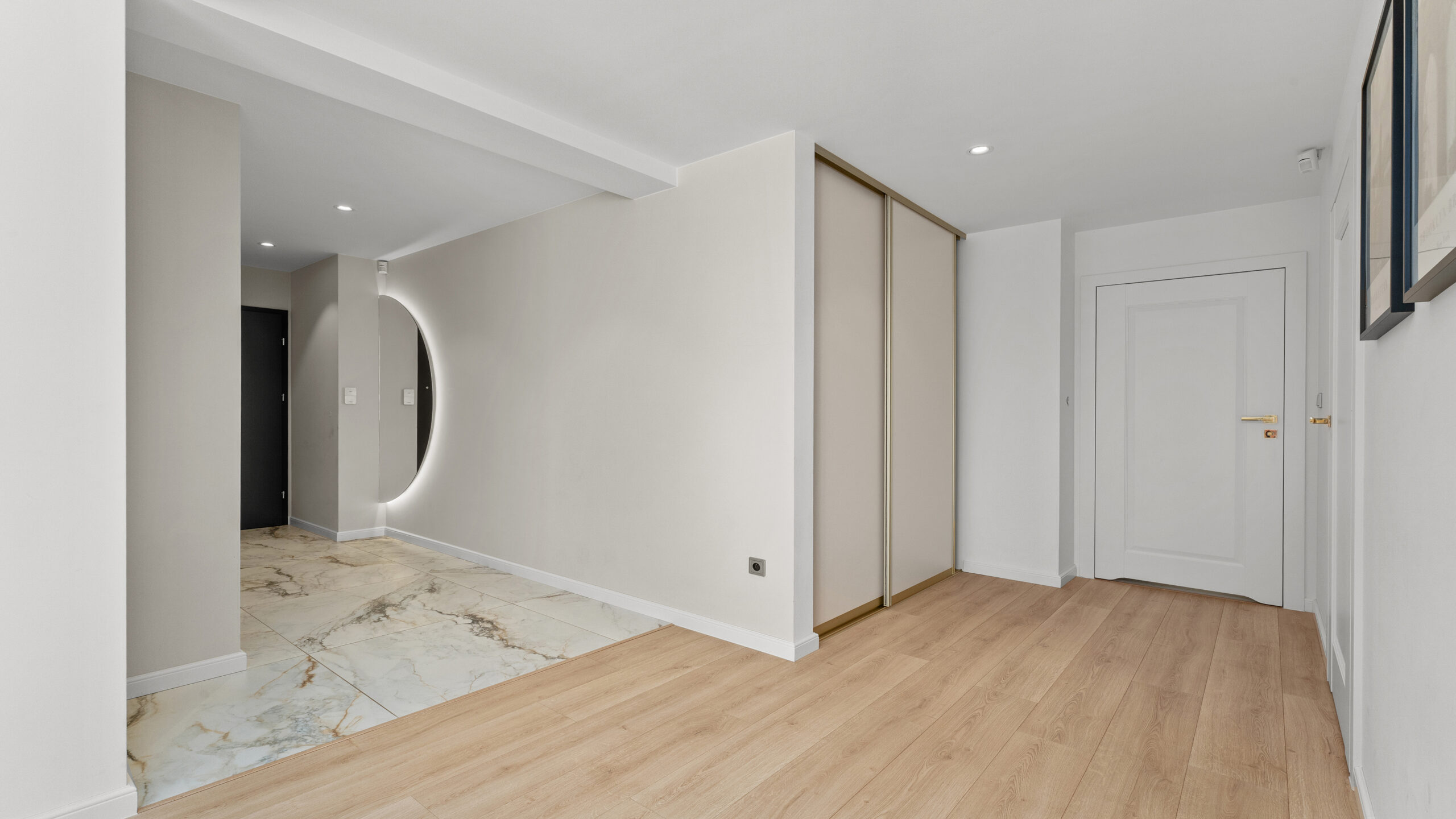 szafa w przedpokoju apartament na najwyższym piętrze z ogromnym tarasem
