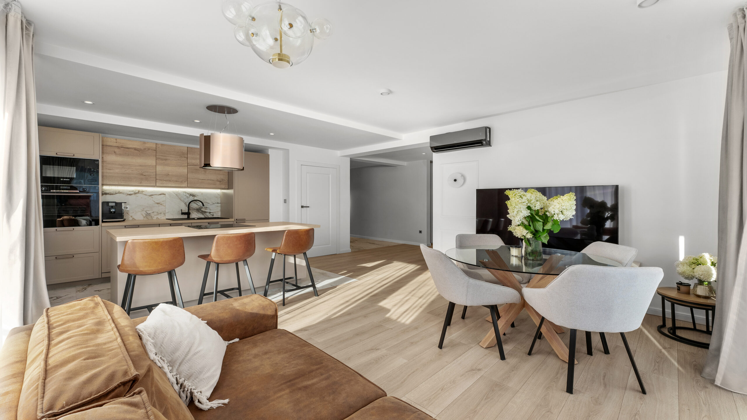 salon a aneksem kuchennym jadalnia apartament na ostatnim pietrze ekskluzywny