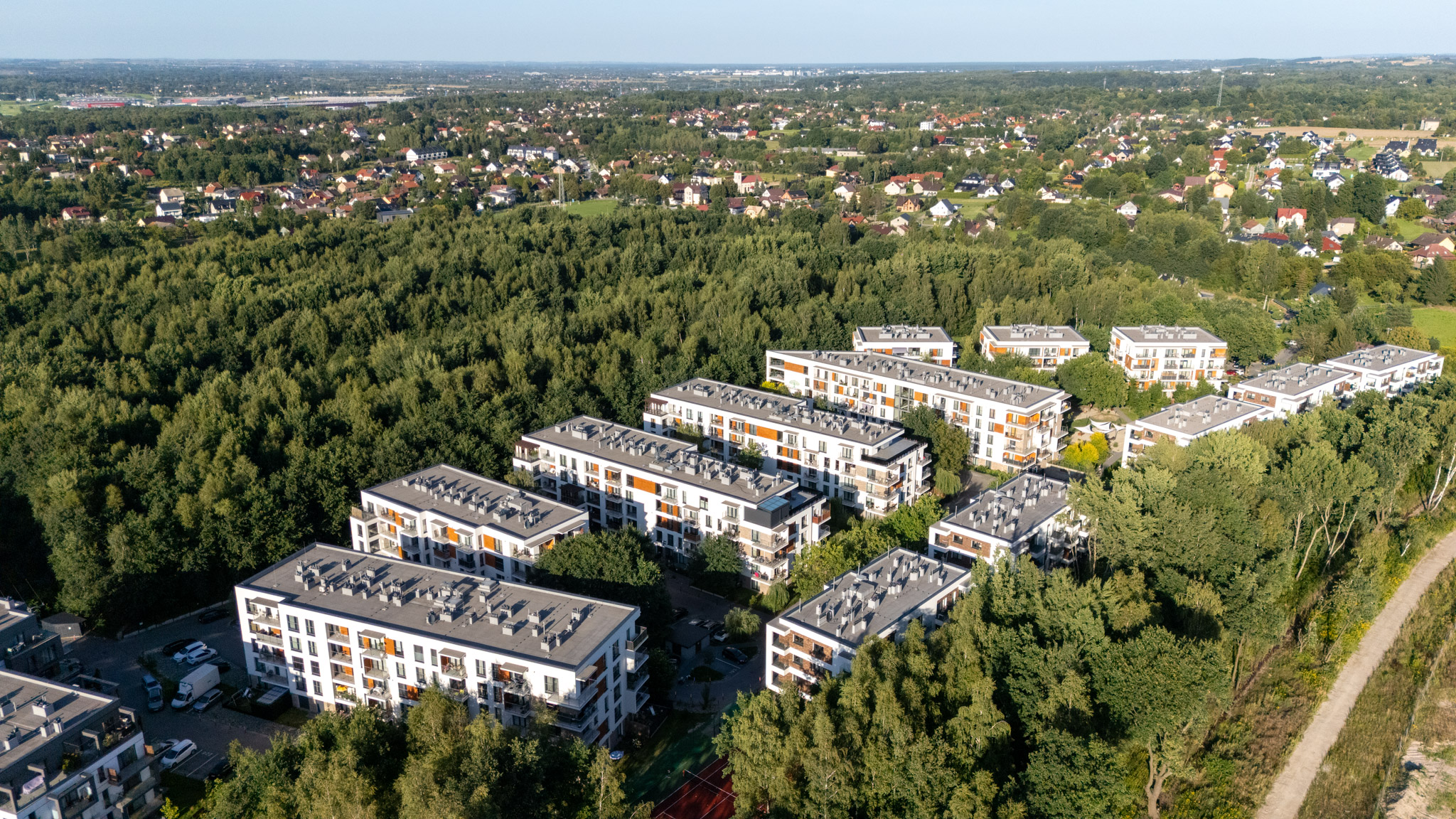zdjęcie z drona osiedla Wieliczka Park wśród zieleni, lasu