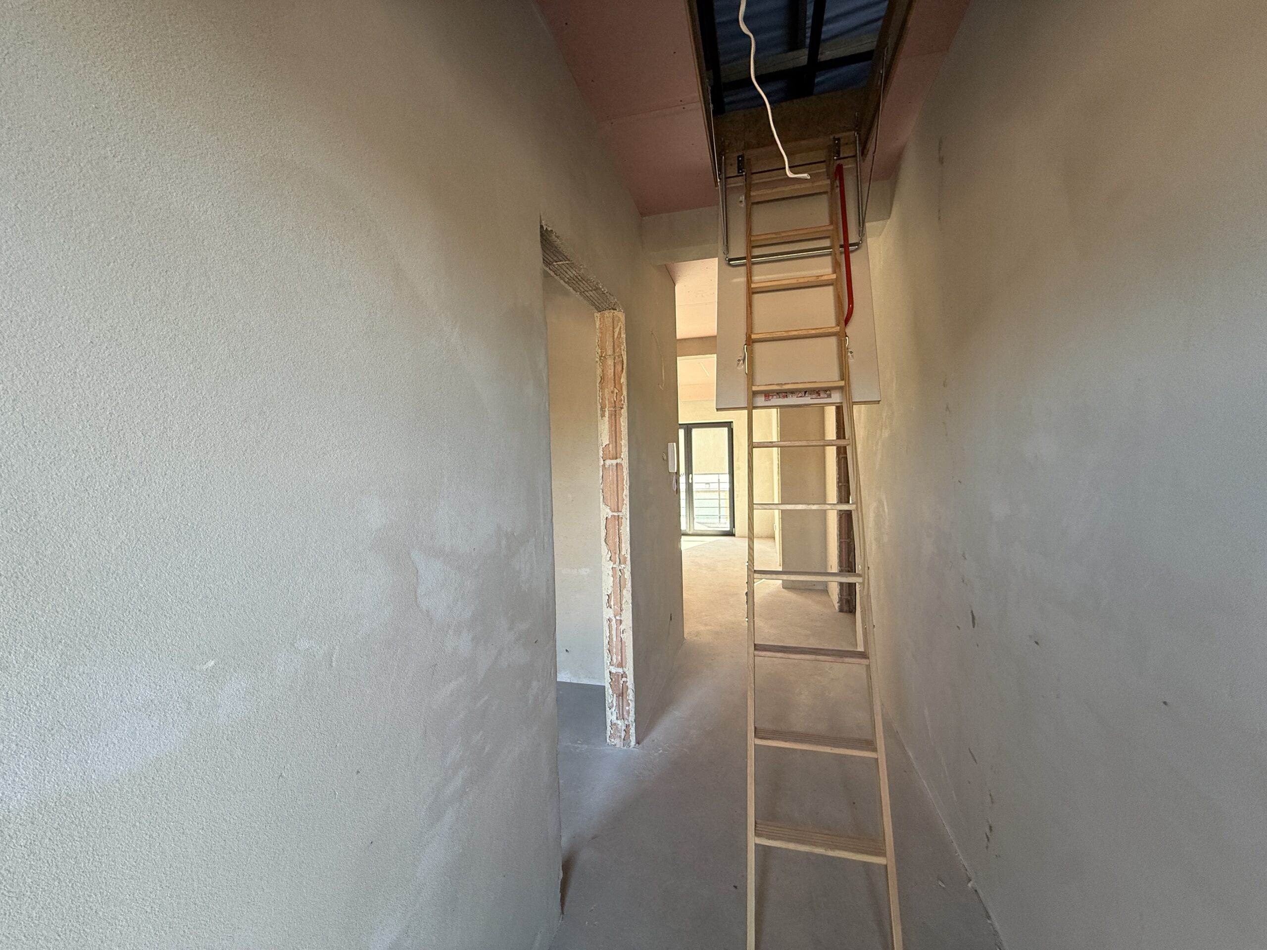wyjście na poddasze schody w mieszkaniu na sprzedaż 2 stronne południowo północne 2 balkony