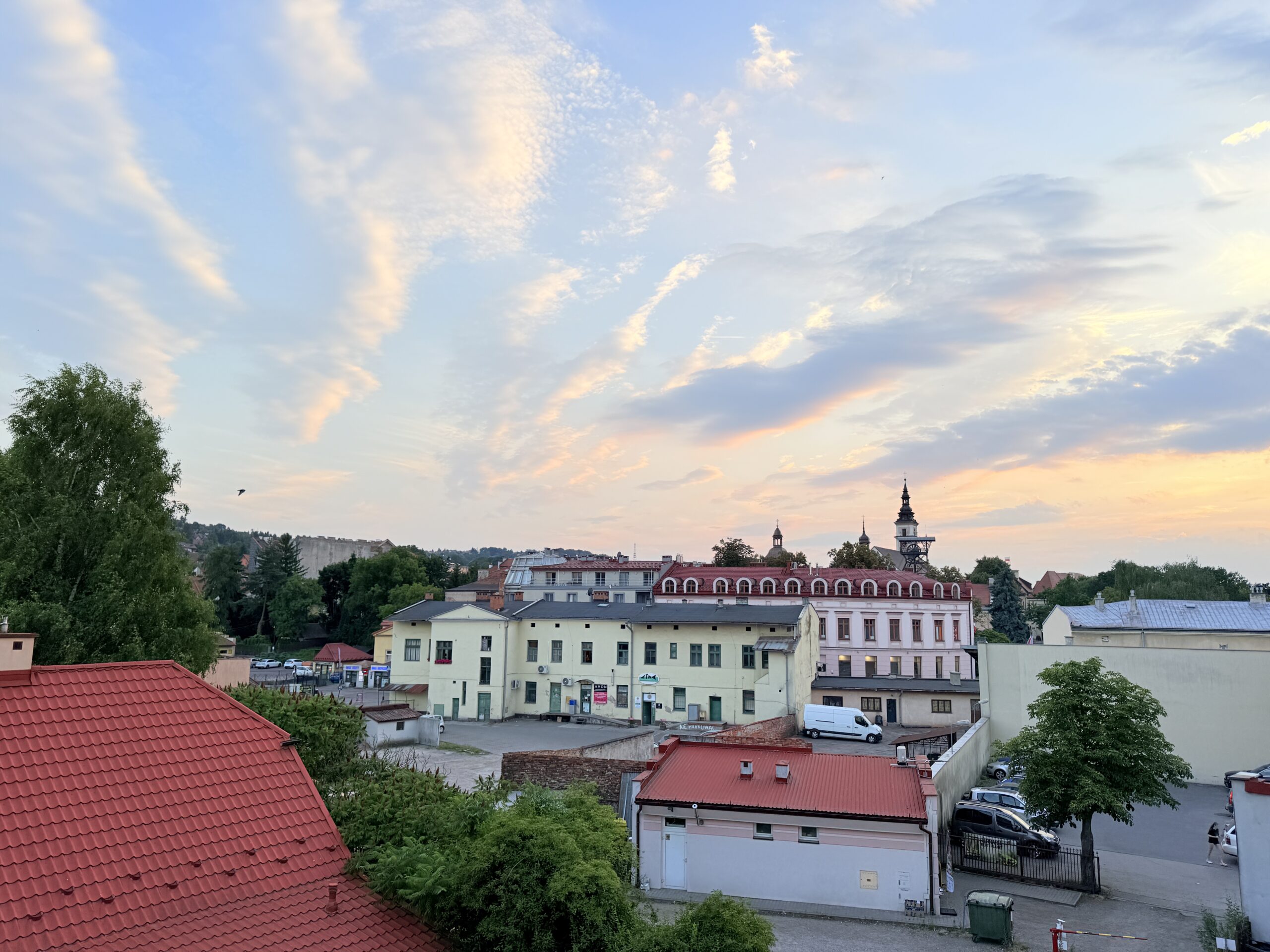WIDOK NA OKOLICE Z LOKALU do wynajęcia w wieliczce 140m 5 gabinetów podnajem