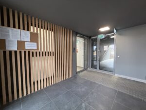 wejście do budynku 4 piętrowego, nowoczesnego z windą i garażem podziemnym