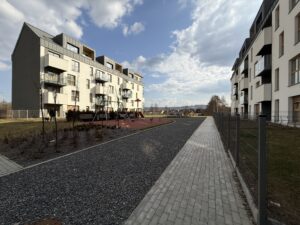 widok na osiedle Solne w Wieliczce z zewnątrz, plac zabaw, dziedziniec, nowoczesne osiedle