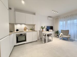 salon z ankesme kuchennym, jasne, nowoczesne mieszkanie od wynajęcia Wieliczka Prasołki