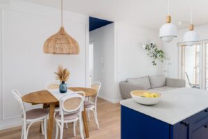 salon z aneksem kuchennym niebieskie wnętrze greckie boho