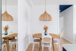 Jasna jadalnia połączona z salonem, funkcjonalny układ mieszkania 61 m²