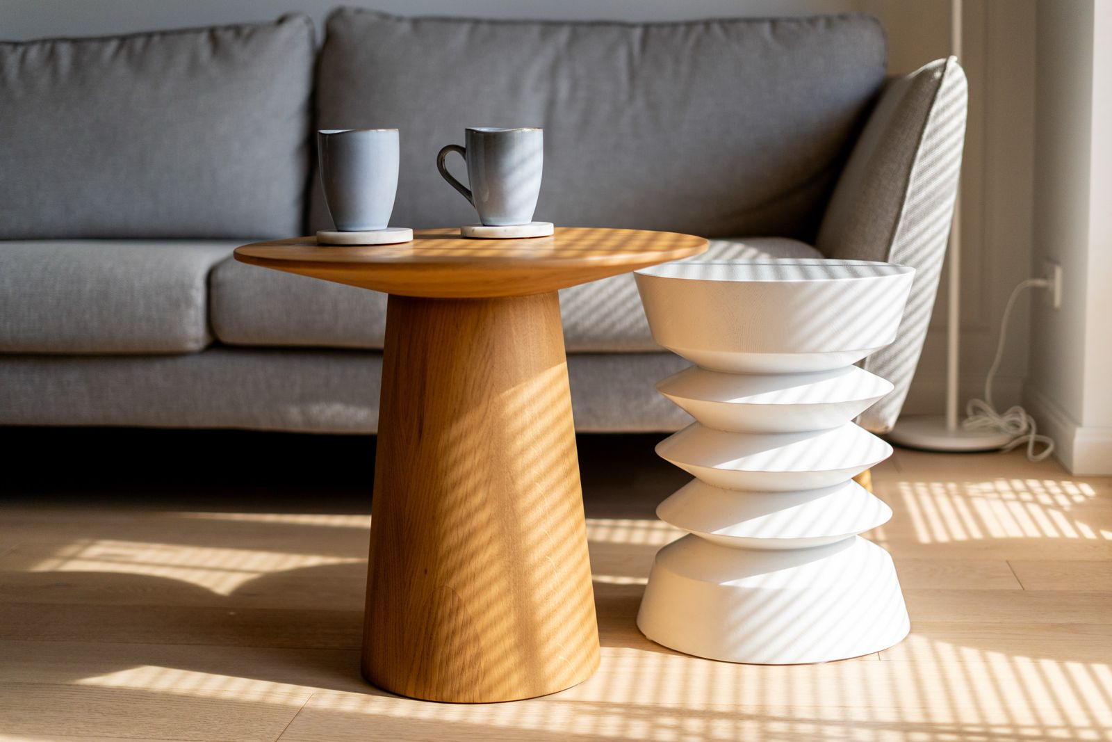 kanapa łózko w salonie drewniane design stoliki kawowe podwójny stolik homestaging Wieliczka