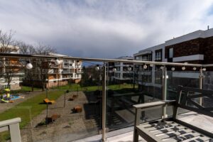 Salon z widokiem na zielone osiedle, narożne mieszkanie na sprzedaż Wieliczka