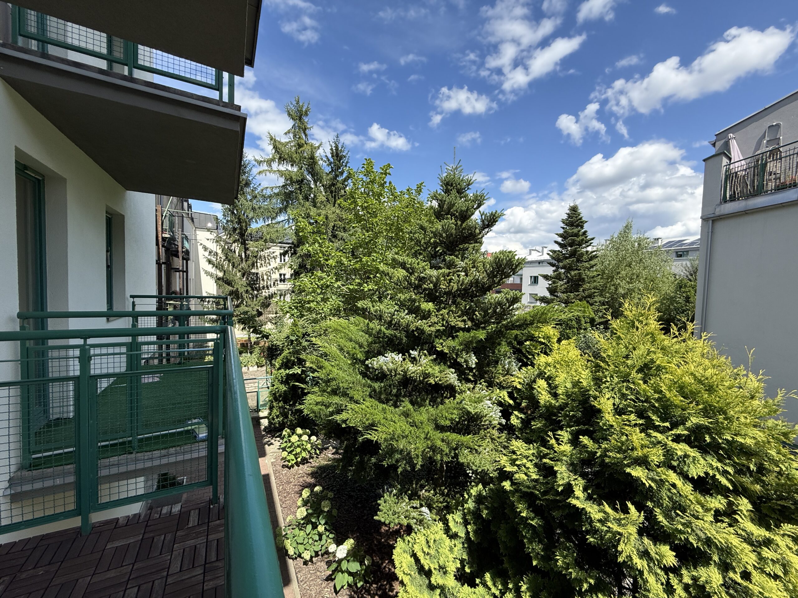 Balkon kawalerka Kraków balkon Podgórze mieszkanie Kraków balkon widok okolica kawalerka z balkonem Kraków wynajem balkon mieszkanie Kraków Stare Podgórze