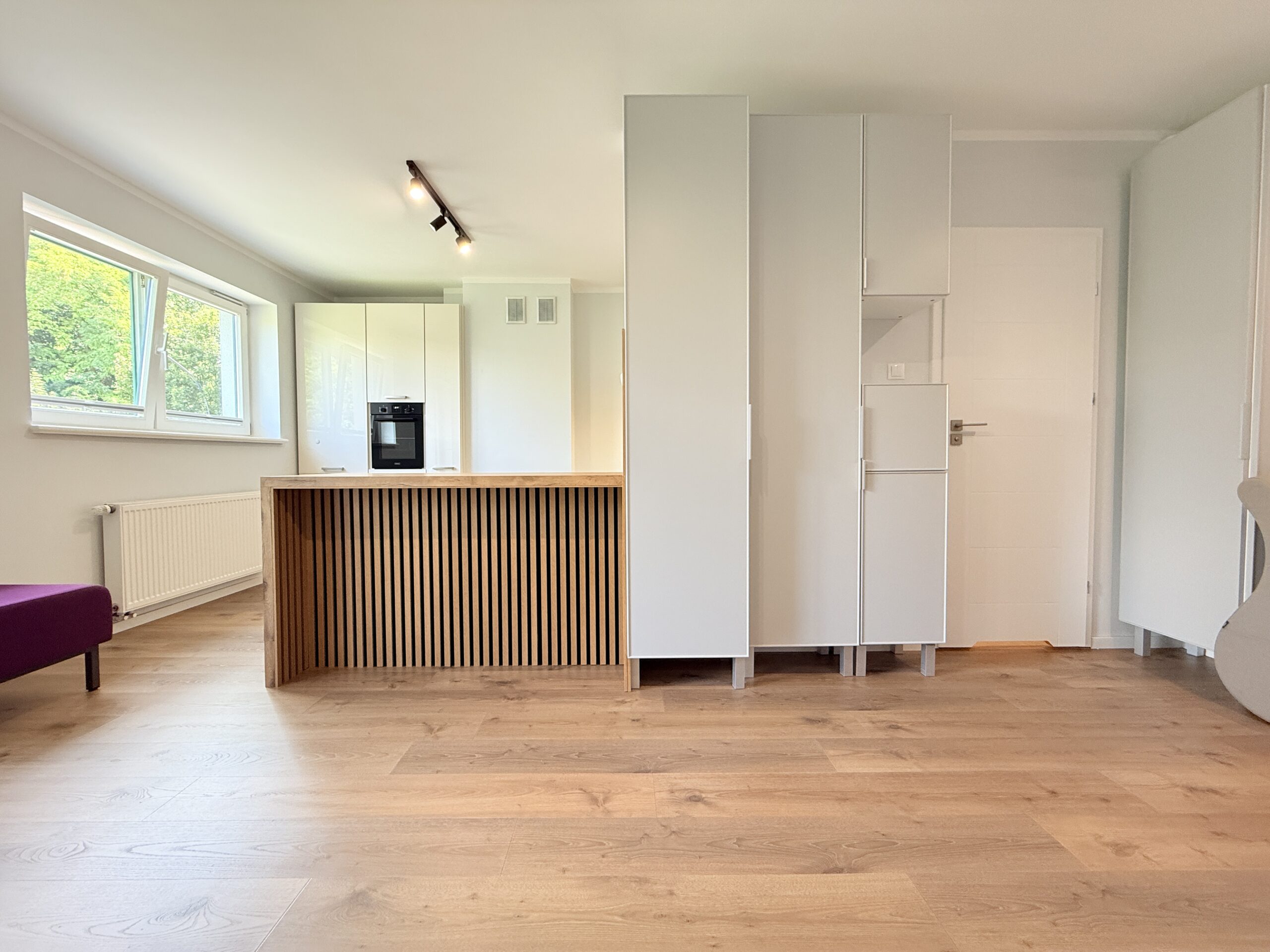 kawalerka Kraków Rękawka salon z balkonem kawalerka Kraków Stare Podgórze pokój dzienny mieszkanie Kraków wynajem kawalerka 30m2 kawalerka Kraków po remoncie wnętrze aneks kuchenny kawalerka Kraków Podgórze kuchnia z AGD kawalerka Kraków łazienka po remoncie mieszkanie Kraków balkon kawalerka Kraków Podgórze mieszkanie Kraków blisko Parku Bednarskiego kawalerka dla studenta Kraków wynajem mieszkanie Kraków Podgórze umeblowane kawalerka Kraków centrum Podgórze