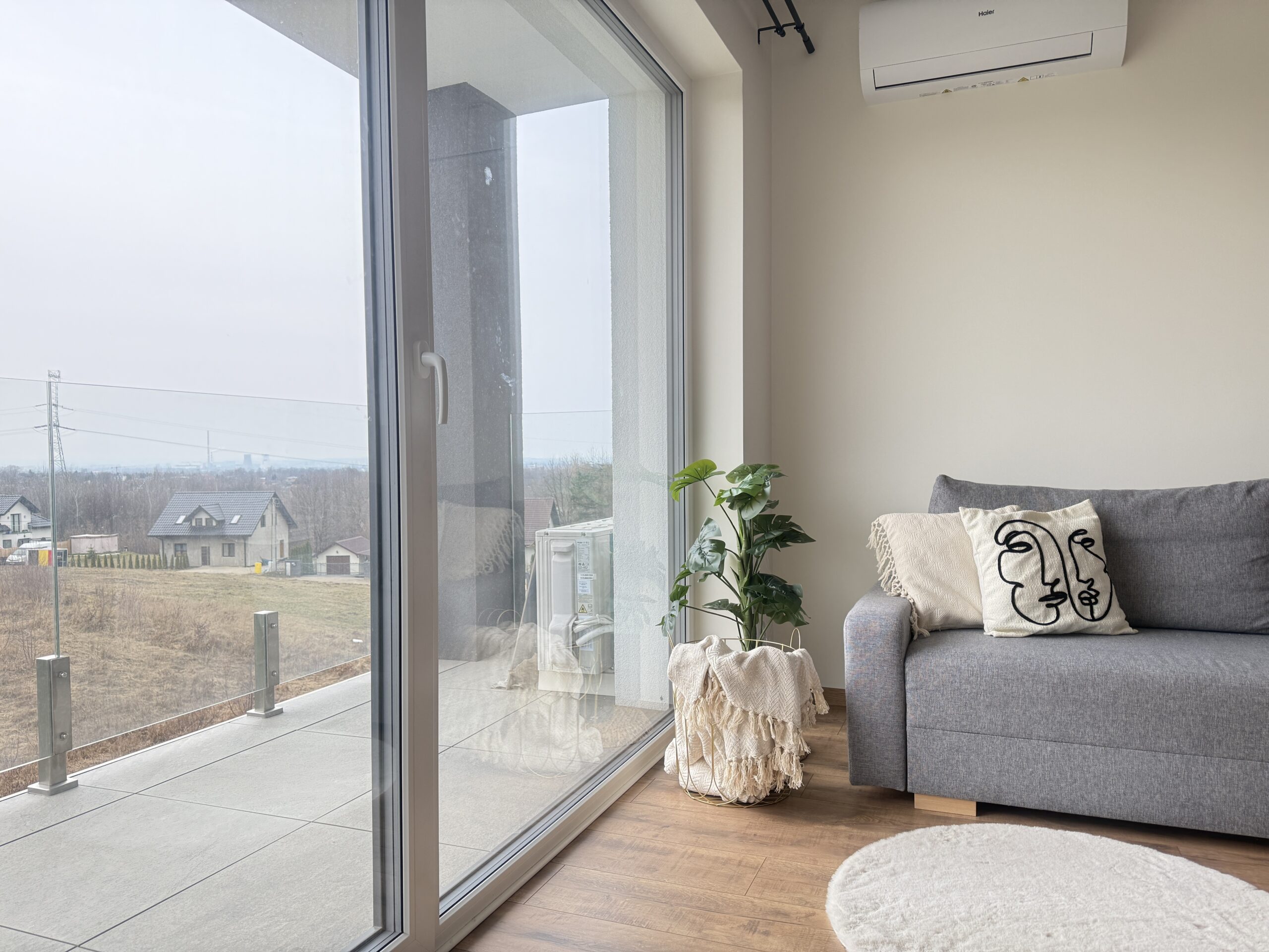 balkon z widokiem na zielen mieszkanie Verde Krakow Livio