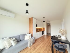 salon z biala kuchnia mieszkanie Verde Krakow Potrzask Livio biuro nieruchomosci