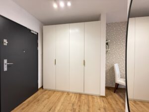 przedpokój szafa w zabudowie mieszkanie do wynajęcia Wieliczka 2 pokojowe