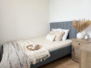 sypialnia z łóżkiem i szafą mieszkanie 32 m² Kraków wynajem