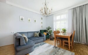 Jasny salon w 3-pokojowym mieszkaniu na sprzedaż przy ulicy Ludowej na Starym Podgórzu w Krakowie