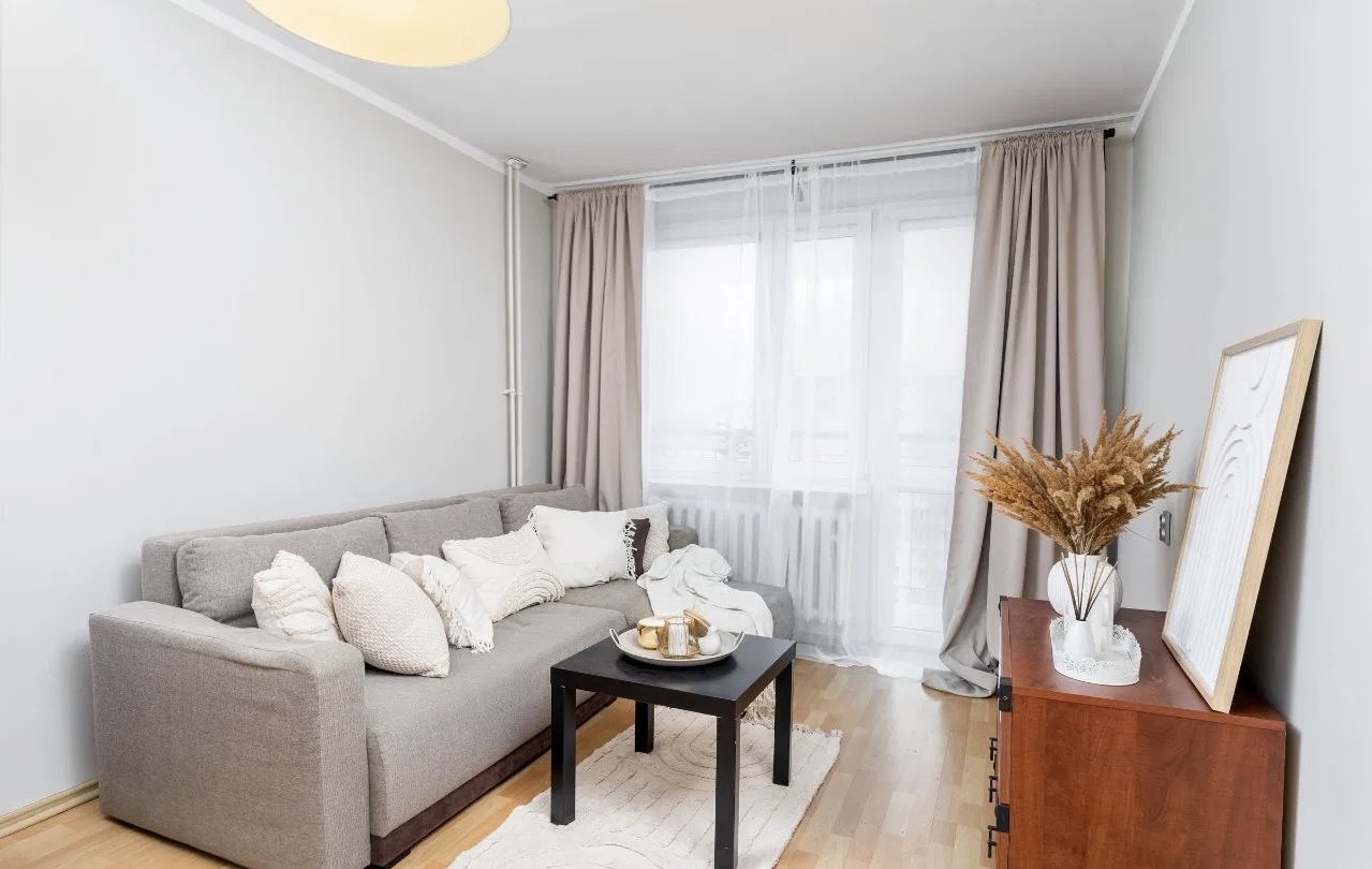 Jasny salon z wyjściem na duży balkon w 3-pokojowym mieszkaniu na sprzedaż przy ul. Półkole w Krakowie