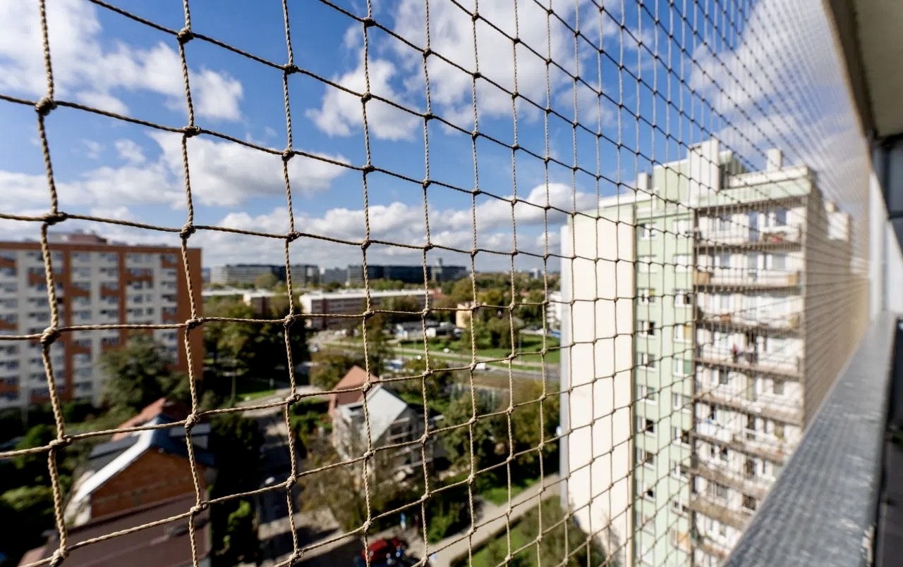 Przestronny balkon w mieszkaniu na 9 piętrze przy ul. Półkole w dzielnicy Grzegórzki Kraków