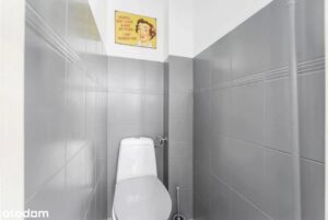 Osobna toaleta w funkcjonalnym mieszkaniu przy ul. Półkole w Krakowie