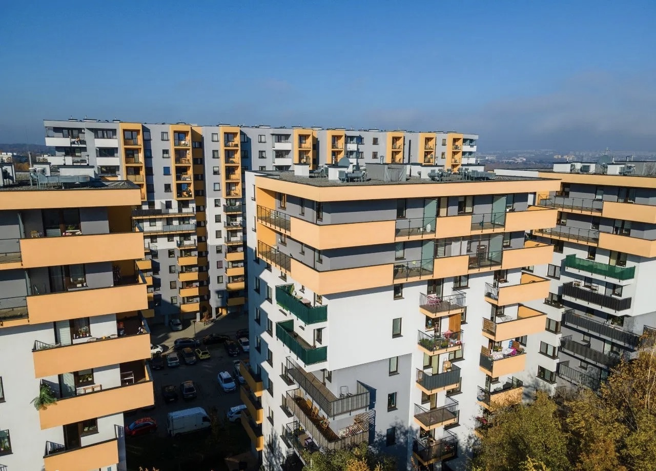 widok na blok mieszkanie na sprzedaż w Krakowie nowoczesna nieruchomość na ostatnim pietrze z widokiem widokowe mieszkanie Kraków Prokocim ul. Polonijna nieruchomość Kraków
