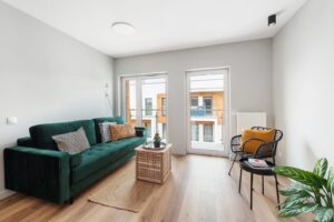 sofa w salonie miejsce do wypoczynku z widokiem za oknem