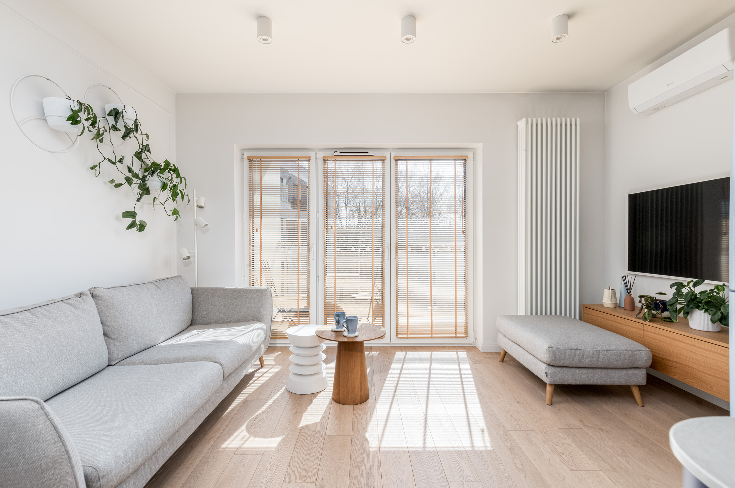 Nowoczesny salon z dużymi oknami i wyjściem na balkon, mieszkanie 4 pokojowe Wieliczka