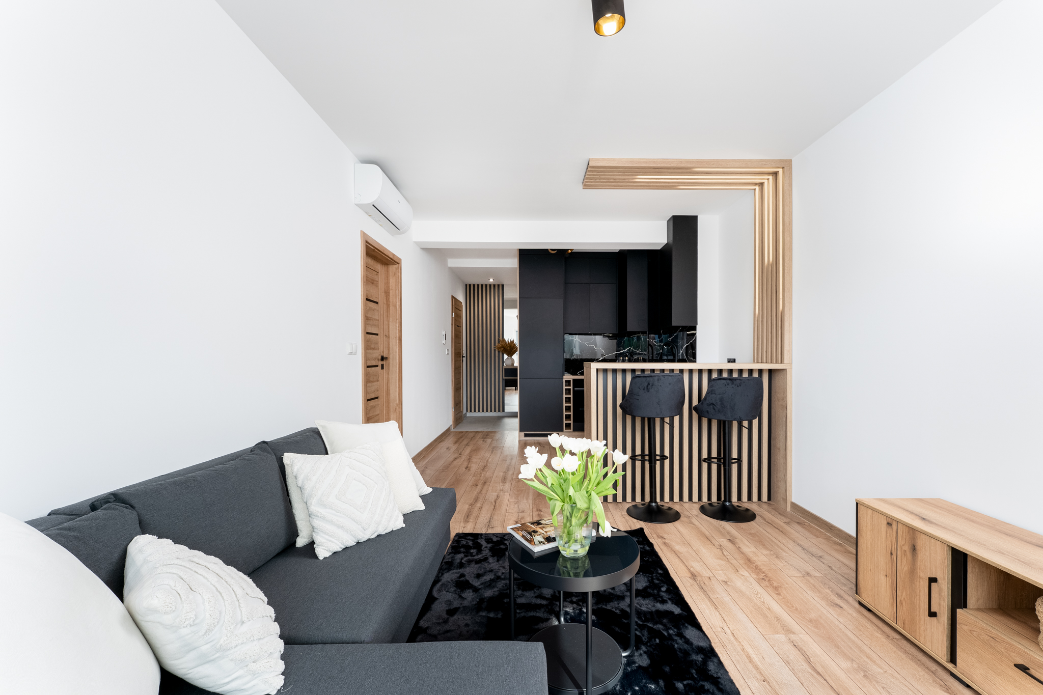 Salon z aneksem kuchennym i wyjściem na balkon nowoczesne mieszkanie 37m2 osiedle Verde Wieliczka Kraków Livio biuro nieruchomości