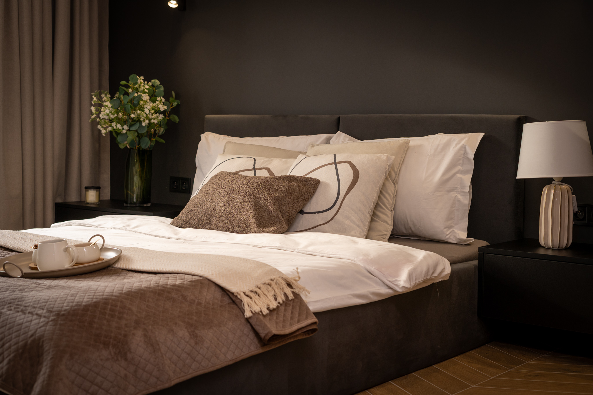 sypialnia główna przytulna, homestaging, nowoczesna ekskluzywna jakość premium czarna męska biuro nieruchomosci Livio najem wynajem Wieliczka