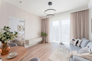 Salon z wyjściem na balkon w nowym mieszkaniu na osiedlu Eko Panorama