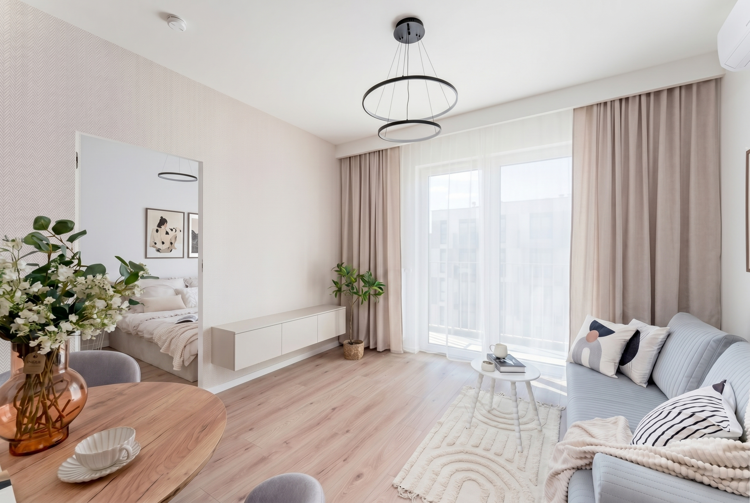Salon z wyjściem na balkon w nowym mieszkaniu na osiedlu Eko Panorama
